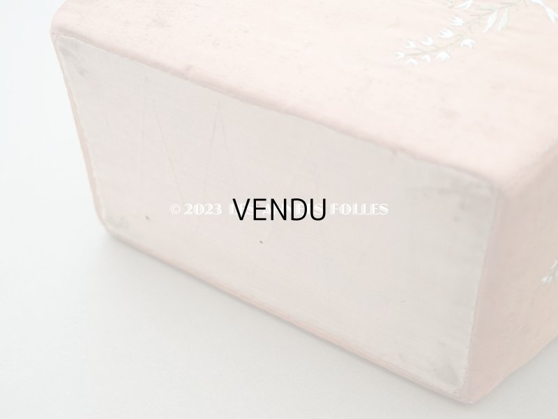 画像9: 19世紀初頭 アンティーク シルク製ボックス 王冠紋章&鈴蘭とリボンのガーランドの刺繍入り