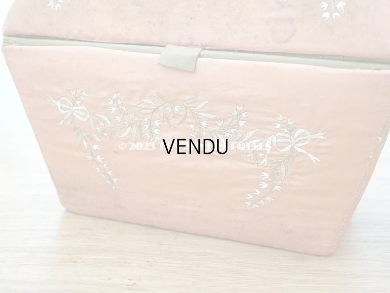 画像11: 19世紀初頭 アンティーク シルク製ボックス 王冠紋章&鈴蘭とリボンのガーランドの刺繍入り