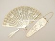 画像2: 19世紀 アンティーク リボン刺繍のファン リボン＆花のガーランド柄 シルク製オリジナルバッグ入り (2)