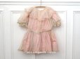 画像1: 1900年頃 アンティーク 小さな女の子のドレス ピンクのストライプ柄 レース付き (1)