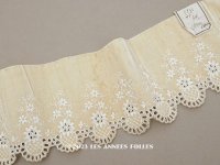 アンティーク シルク製 幅広 ベルベットのリボン 花刺繍＆透かし柄  アイボリー 　幅10.9cm