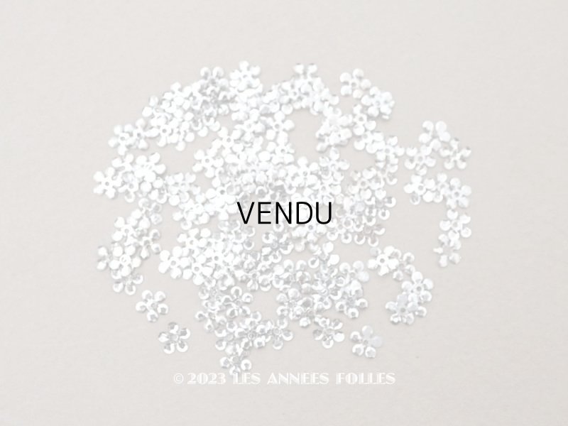 画像1: 19世紀末 アンティーク メタル製 極小 6mm 花型 スパンコール 200ピースのセット シルバー