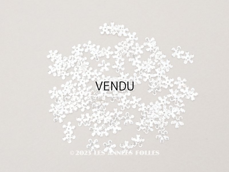 画像1: 19世紀末 アンティーク メタル製 極小 6mm 花型 スパンコール 200ピースのセット シルバー（ホワイトシルバー)