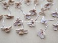 画像2: アンティーク 布花材料  小さなベルベットの花びらのセット 淡いラヴェンダー　42ピースのセット  (2)