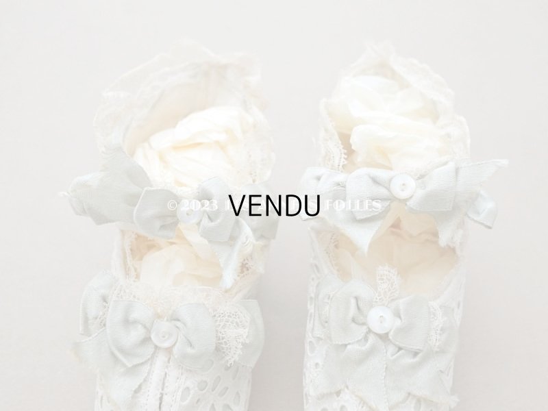 画像4: 1900年頃 アンティーク ベビーシューズ  淡いブルーグリーンのシルクリボン&花模様のカットワークレース