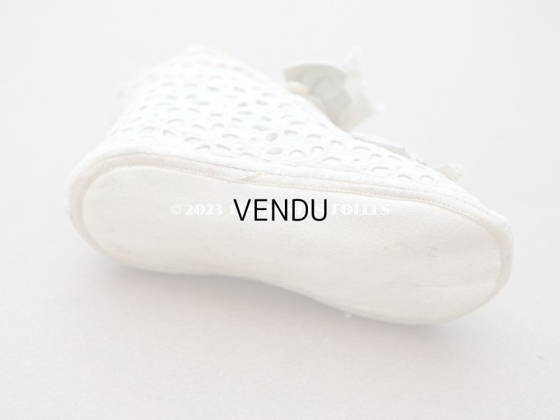 画像11: 1900年頃 アンティーク ベビーシューズ  淡いブルーグリーンのシルクリボン&花模様のカットワークレース