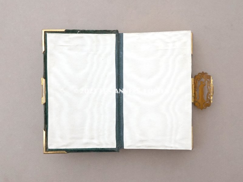 画像9: 1825年 アンティーク ミサ典書 グリーンのベルベット キリストの留め金