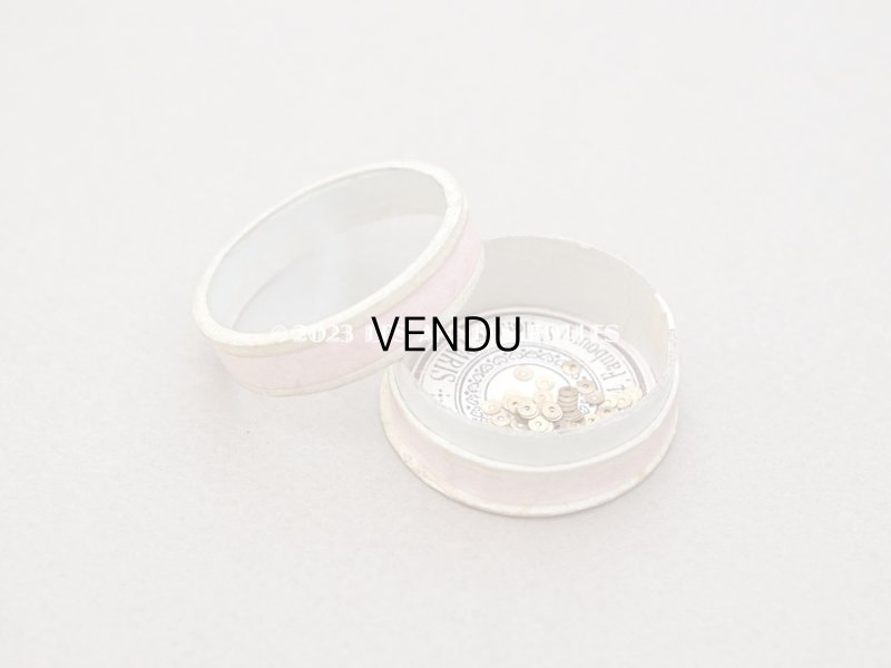 画像5: 1900年頃 アンティーク ガラスの蓋の小さな紙箱 極小3mm メタル製スパンコール入り - AUX ECUSSONS -