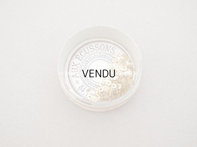 画像3: 1900年頃 アンティーク ガラスの蓋の小さな紙箱 極小3mm メタル製スパンコール入り - AUX ECUSSONS -