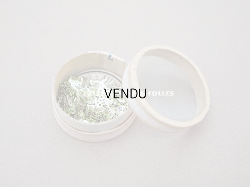 画像5: 1900年頃 アンティーク ガラスの蓋の小さな紙箱 極小2.5×5mm　メタル製スパンコール入り - AUX ECUSSONS -