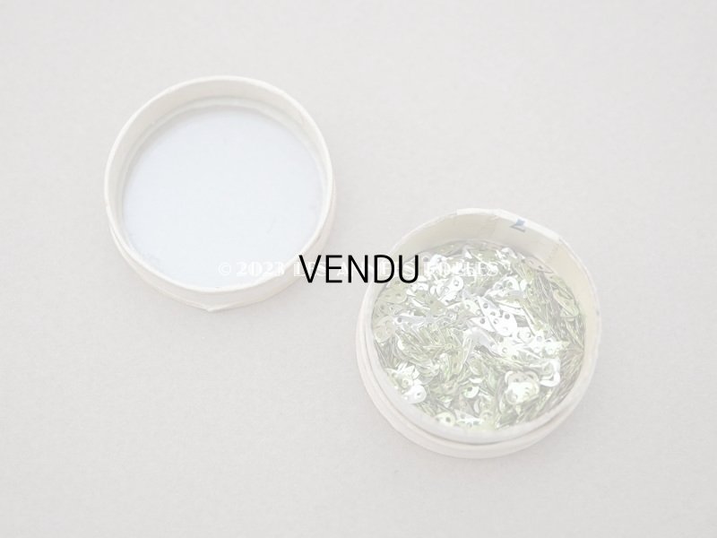 画像4: 1900年頃 アンティーク ガラスの蓋の小さな紙箱 極小2.5×5mm　メタル製スパンコール入り - AUX ECUSSONS -