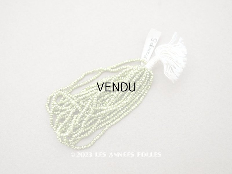 画像1: 1900年代 アンティーク 極小 メタル製 カット入り ビーズ　ライムグリーン　メタルビーズ P5　キャビアビーズ