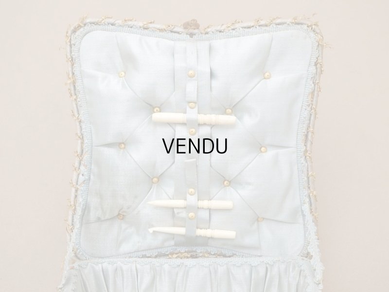 画像10: 19世紀末 アンティーク 裁縫箱 パウダーブルーのシルククッション