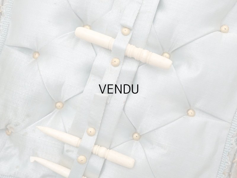 画像12: 19世紀末 アンティーク 裁縫箱 パウダーブルーのシルククッション