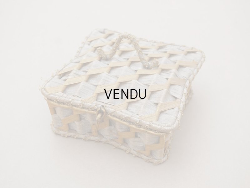 画像3: 19世紀末 アンティーク 裁縫箱 パウダーブルーのシルククッション