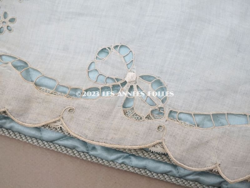 画像11: アンティーク イニシャル刺繍入り シルク製 ハンキーケース パウダーブルー