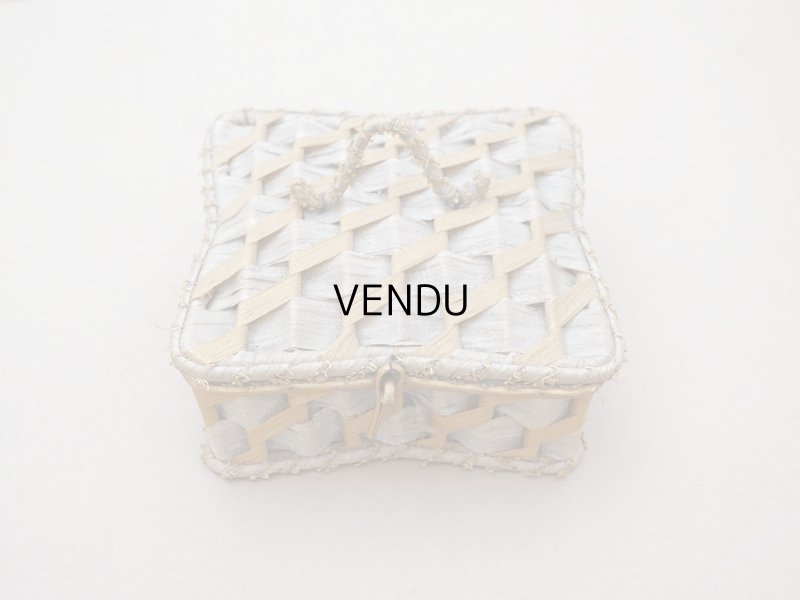 画像4: 19世紀末 アンティーク 裁縫箱 パウダーブルーのシルククッション