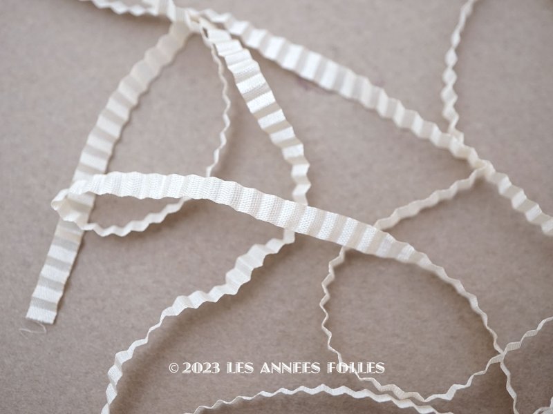 画像1: 1900年代 アンティーク シルク製 リボン 極細 プリーツ加工 オフホワイト リボン刺繍用  3mm幅  