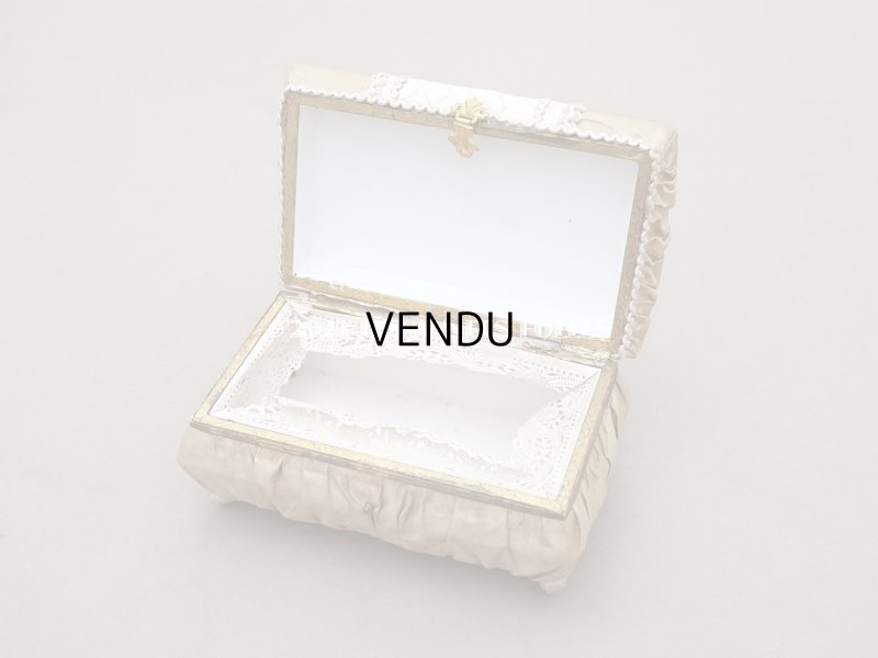 画像11: 19世紀 アンティーク ナポレオン3世時代 お菓子箱 シャンパンゴールド＆オフホワイトのキルティング チョコレートボックス 