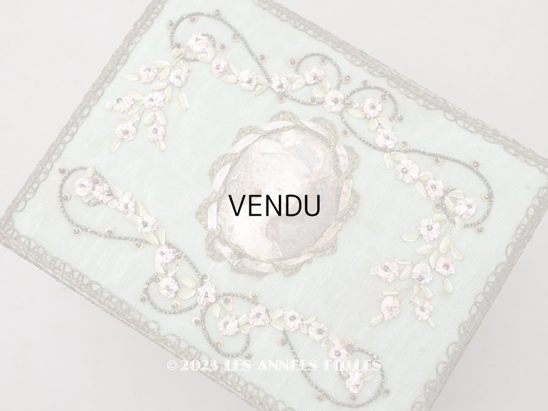画像5: アンティーク 薔薇のリボン刺繍のボックス マリー・アントワネットの肖像画 シルク＆メタル製　