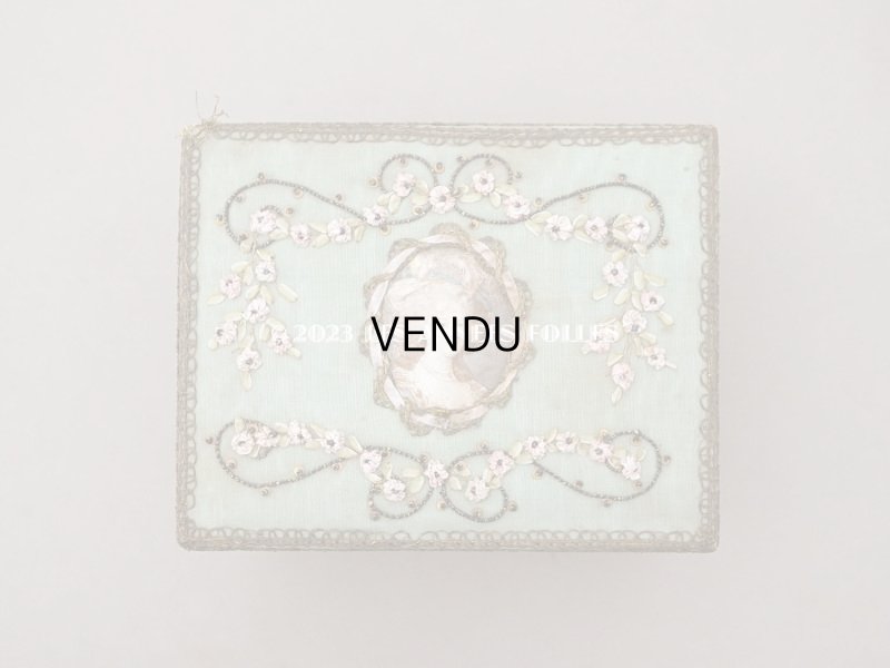 画像3: アンティーク 薔薇のリボン刺繍のボックス マリー・アントワネットの肖像画 シルク＆メタル製　