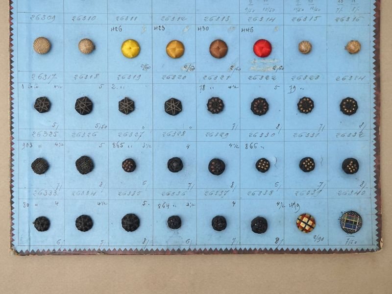 画像4: 19世紀 アンティーク小さなくるみボタンのサンプラー 80ピース