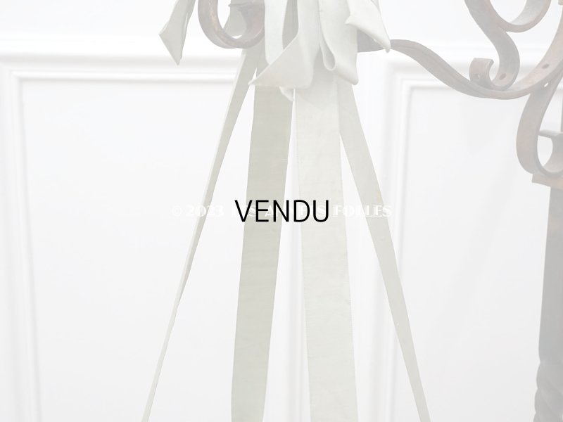 画像4: 1900年頃 アンティーク ラック ガラス棚 スモーキーブルーグリーンのシルクサテンリボン