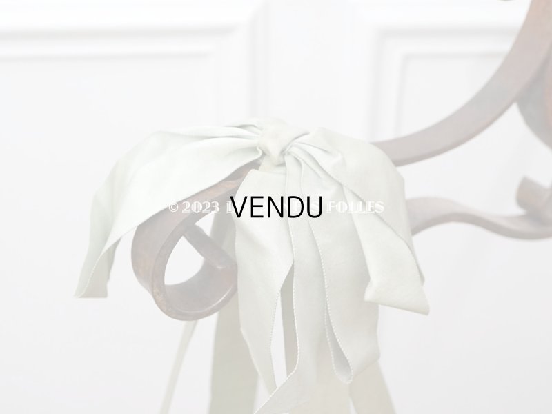 画像3: 1900年頃 アンティーク ラック ガラス棚 スモーキーブルーグリーンのシルクサテンリボン