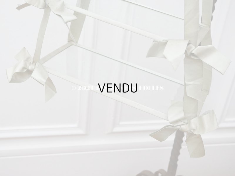 画像6: 1900年頃 アンティーク ラック ガラス棚 スモーキーブルーグリーンのシルクサテンリボン