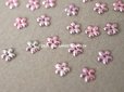 画像2: 19世紀 アンティーク メタル製 極小 4mm 花型 立体 スパンコール 淡いピンク 40ピースのセット  (2)