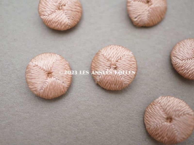 画像2: 19世紀 アンティーク シルク製 くるみボタン 12mm 4〜6ピースのセット ピンクベージュ