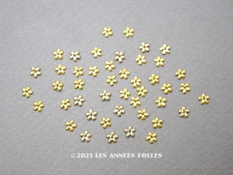 画像1: 19世紀 アンティーク メタル製 極小 4mm 花型 立体 スパンコール レモン色 44ピースのセット 
