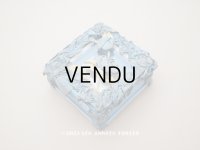 アンティーク ロココモチーフ付き リボンワークのジュエリーボックス スモーキーブルー ガラスケース