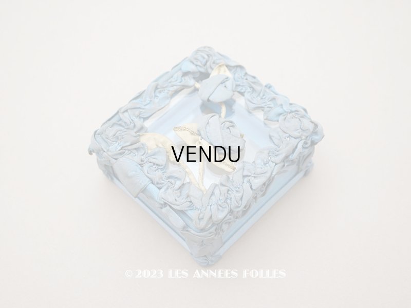 画像1: アンティーク ロココモチーフ付き リボンワークのジュエリーボックス スモーキーブルー ガラスケース