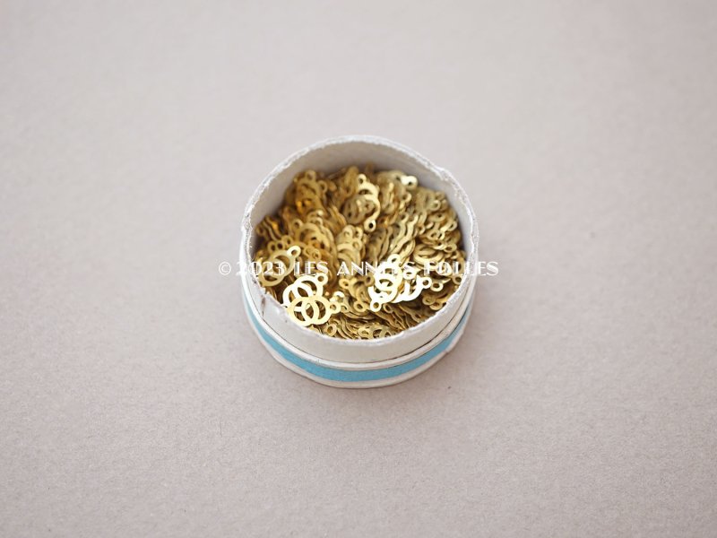 画像5: 1900年頃 アンティーク ガラスの蓋の小さな紙箱 メタル製スパンコール入り