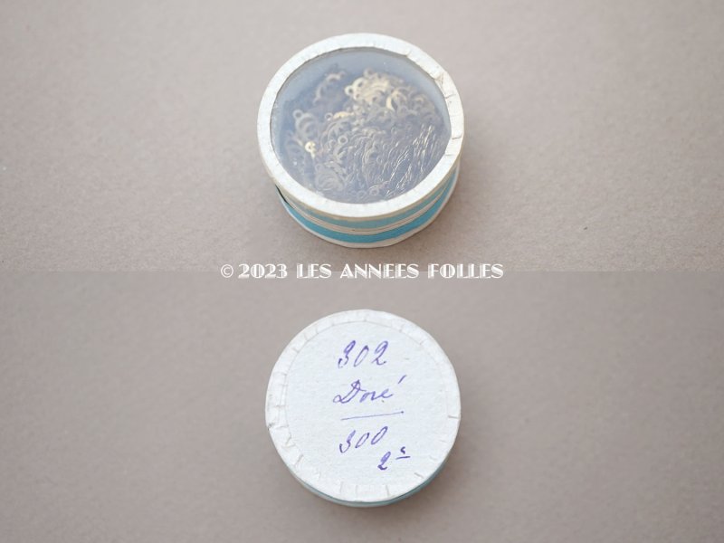 画像3: 1900年頃 アンティーク ガラスの蓋の小さな紙箱 メタル製スパンコール入り