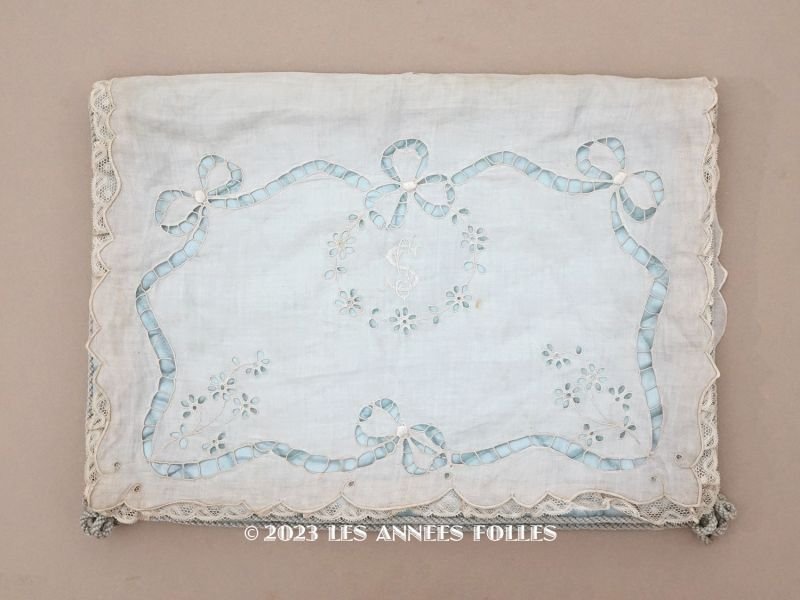 画像4: アンティーク イニシャル刺繍入り シルク製 ハンキーケース パウダーブルー