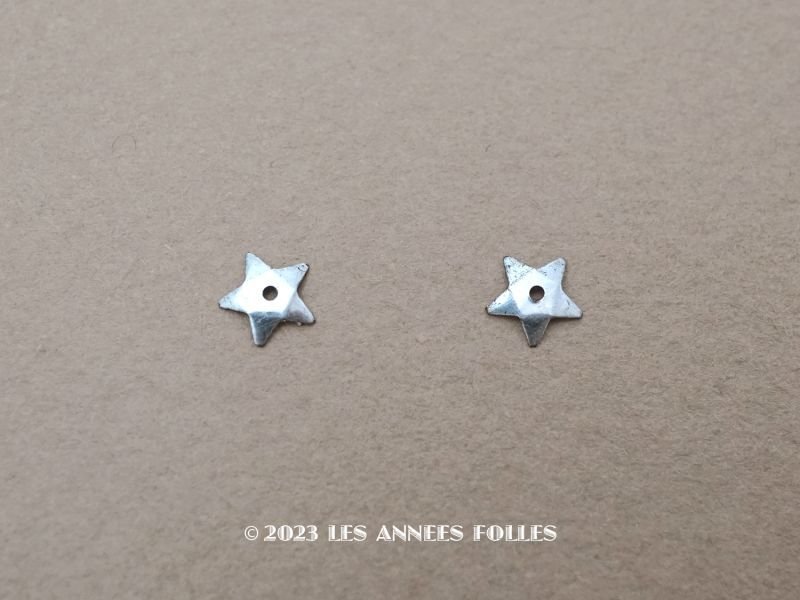 画像1: 19世紀末 アンティーク メタル製 極小 5mm 星型 立体 スパンコール パウダーブルー 42ピースのセット 