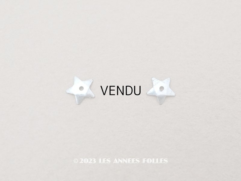 画像1: 19世紀末 アンティーク メタル製 極小 5mm 星型 立体 スパンコール パウダーブルー 42ピースのセット 