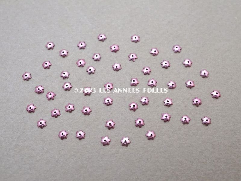 画像2: 19世紀末 アンティーク メタル製 極小 3mm 花型 立体 スパンコール ピンク 50ピースのセット 
