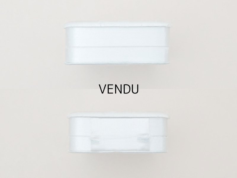 画像6: 1900年頃 アンティーク シルクサテンのジュエリーボックス 金彩のイニシャル入り パウダーブルー