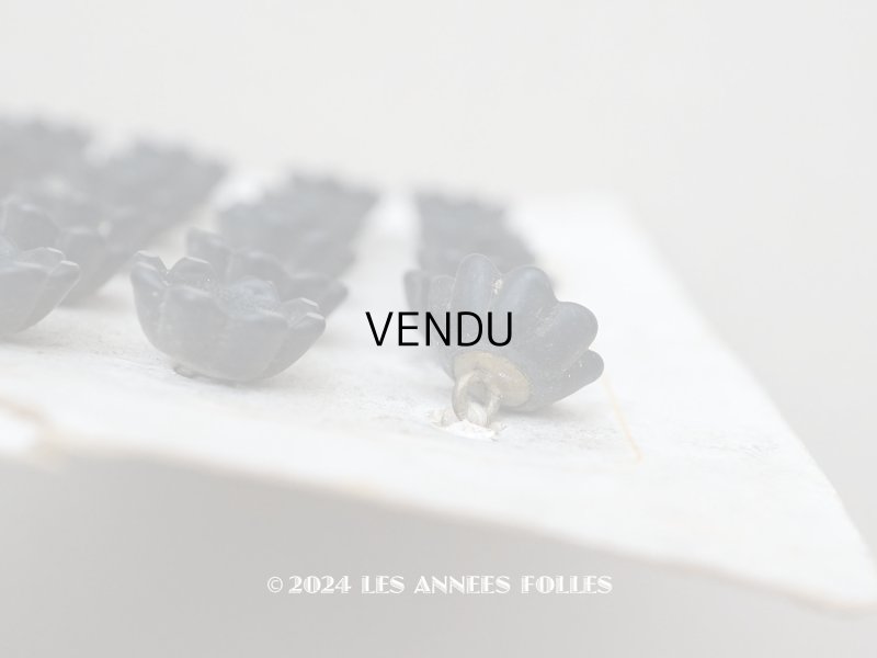 画像7: 19世紀末 アンティーク 花型 ガラスボタン 13mm 