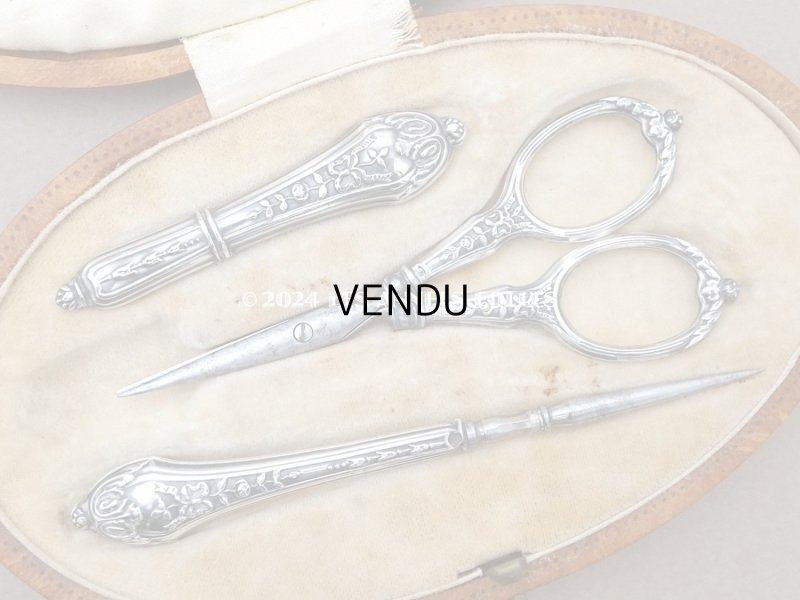 画像2: 1900年頃 アンティーク シルバー製 リボン＆薔薇模様 ソーイングセット 裁縫道具
