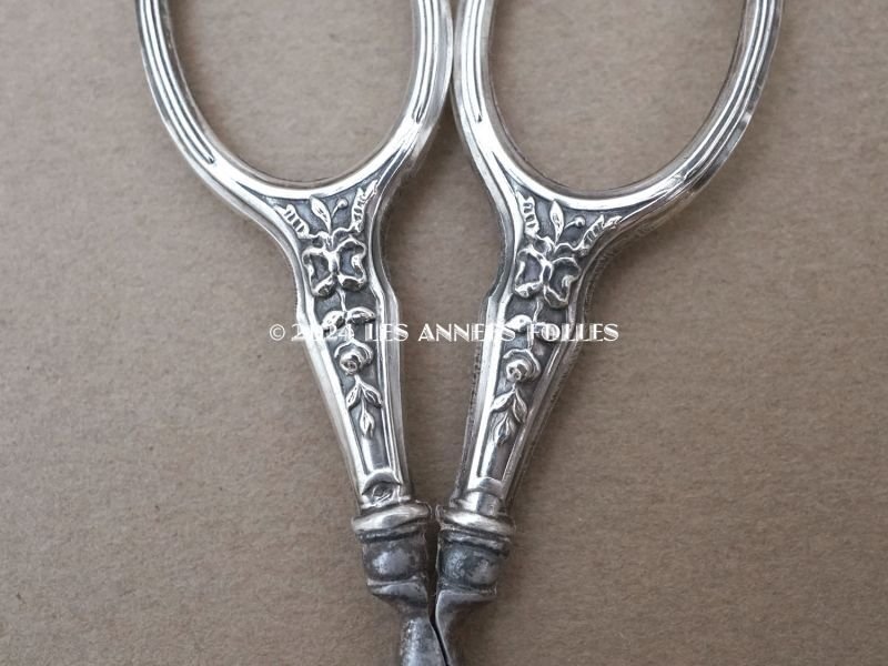 画像10: 1900年頃 アンティーク シルバー製 リボン&薔薇模様 ソーイングセット 裁縫道具