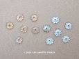 画像1: アンティーク 花型 小さなビーズ 磨りガラス風 乳白色&水色 7mm 約12ピースのセット (1)