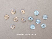 アンティーク 花型 小さなビーズ 磨りガラス風 乳白色&水色 7mm 約12ピースのセット