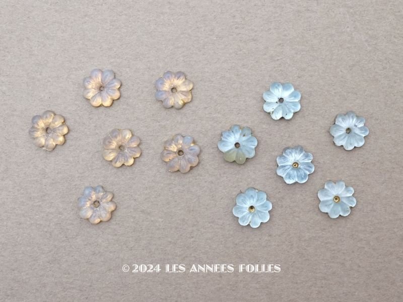 画像1: アンティーク 花型 小さなビーズ 磨りガラス風 乳白色&水色 7mm 約12ピースのセット