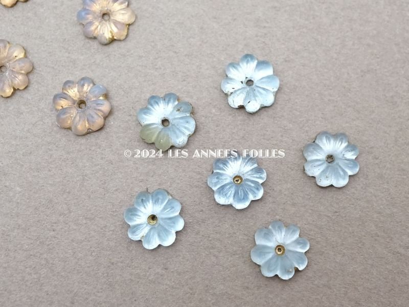 画像3: アンティーク 花型 小さなビーズ 磨りガラス風 乳白色&水色 7mm 約12ピースのセット
