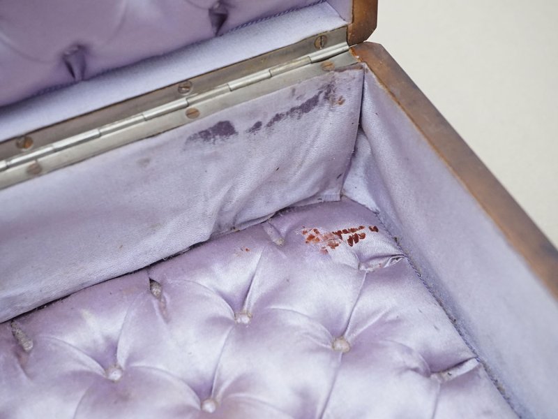 画像11: 19世紀 アンティーク ジュエリーボックス ラヴェンダー色のシルククッション イニシャル入り