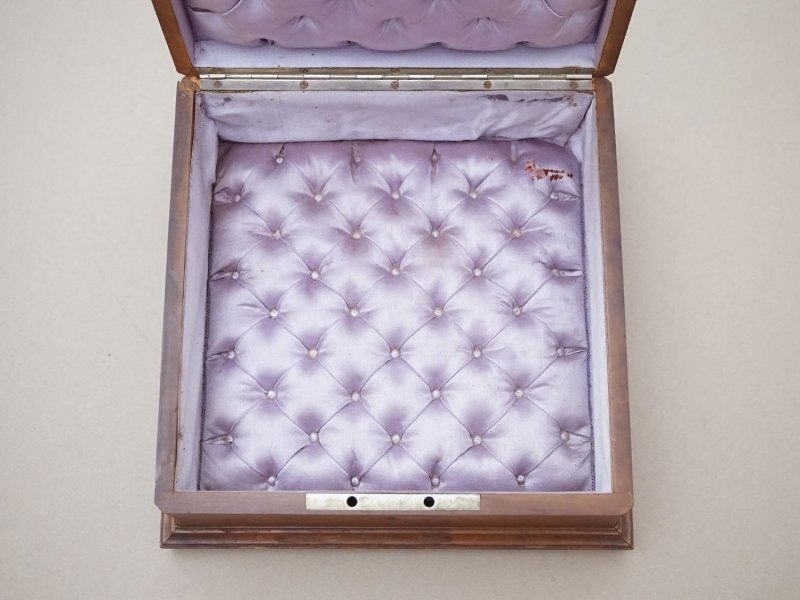 画像9: 19世紀 アンティーク ジュエリーボックス ラヴェンダー色のシルククッション イニシャル入り